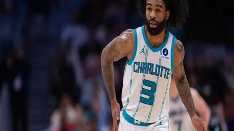 “8月西甲最佳教练角逐：米歇尔、安切洛蒂及巴拉哈领跑”